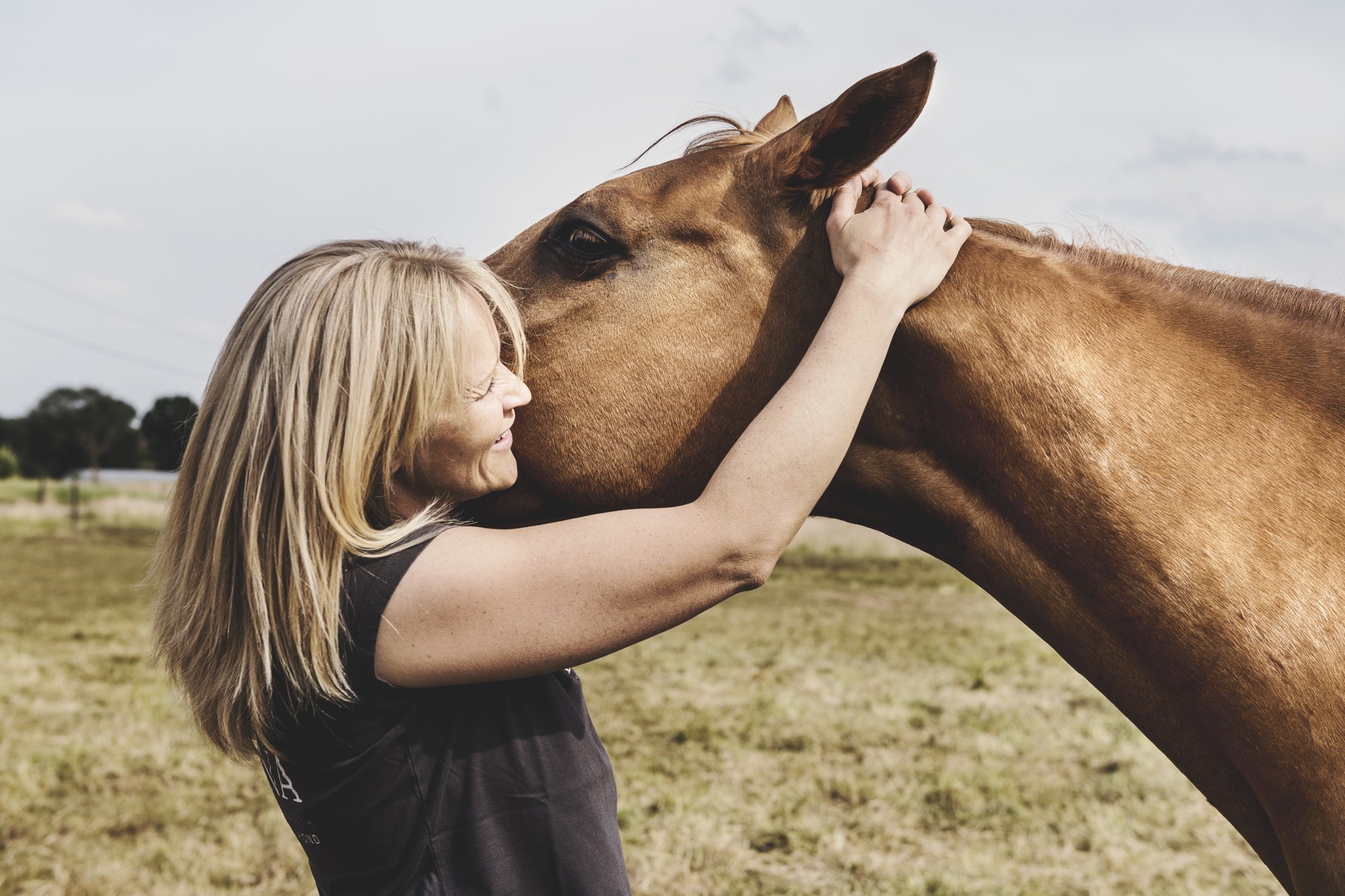 Evy Macquoy met een voskleurig paard