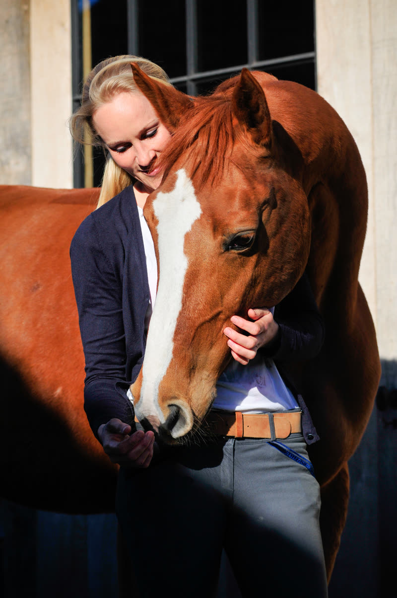 Evy samen met haar paard Babouche